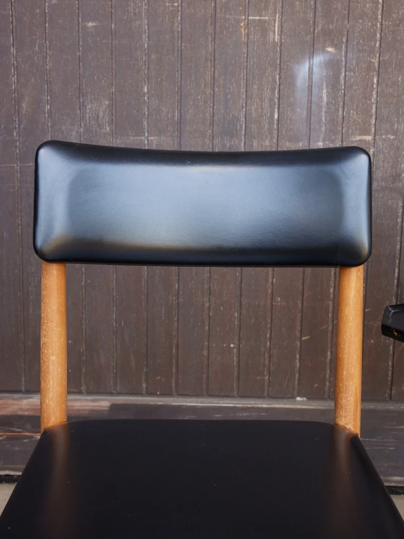 Alma, la chaise scandinave en skaï noir N°1664
