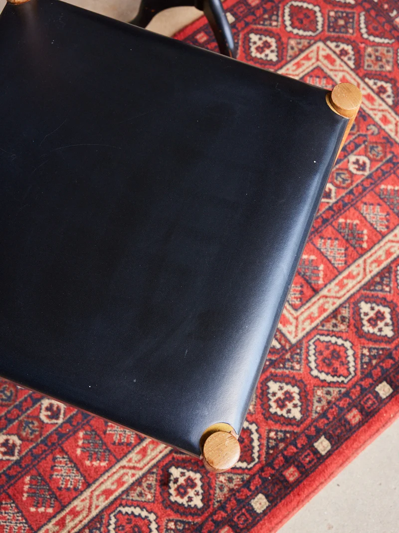 Alma, la chaise scandinave en skaï noir N°1664