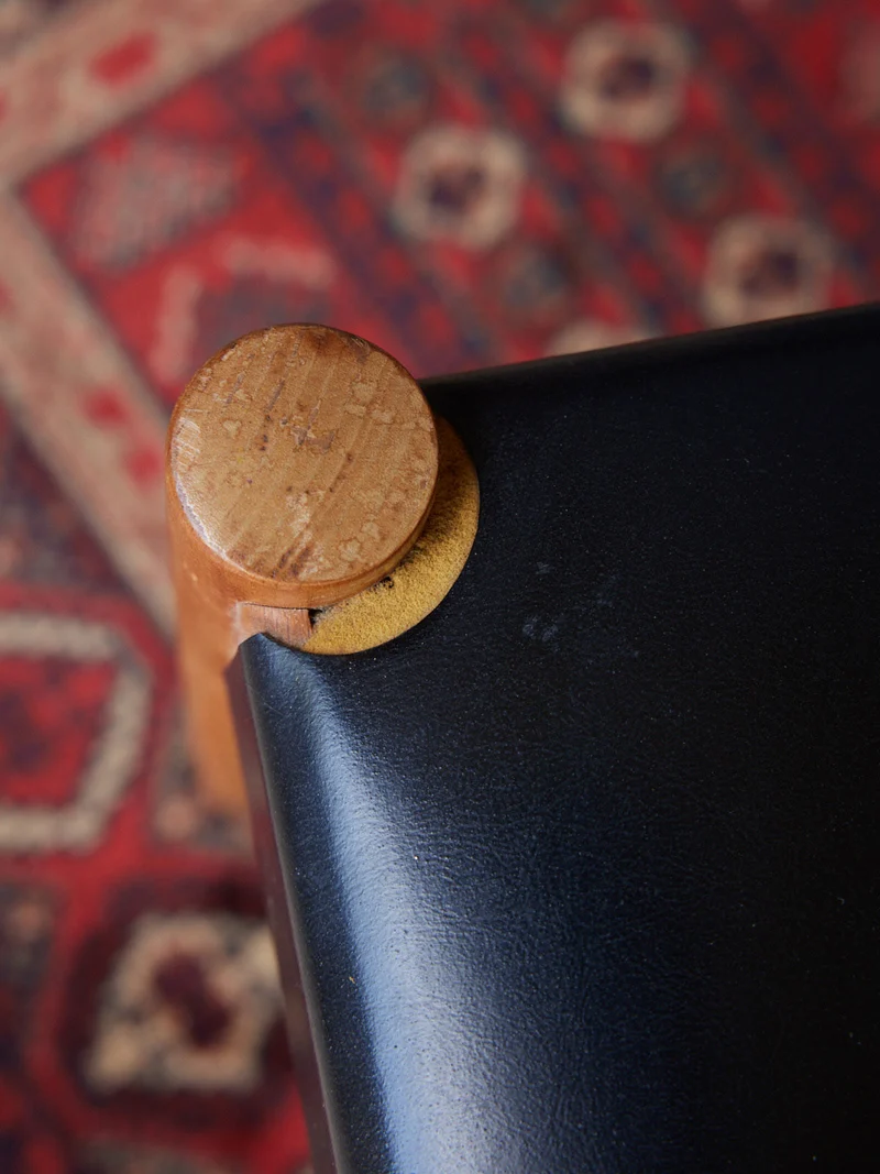 Alma, la chaise scandinave en skaï noir N°1664