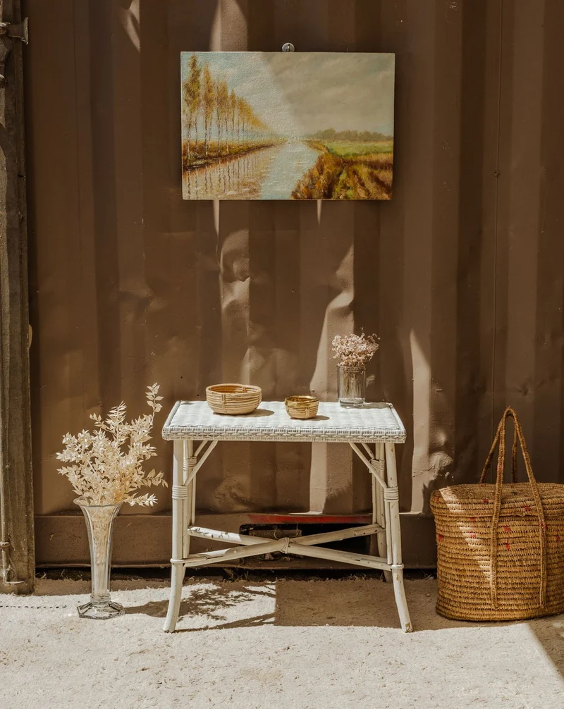 Francine, la table d'appoint en rotin blanc N°1077