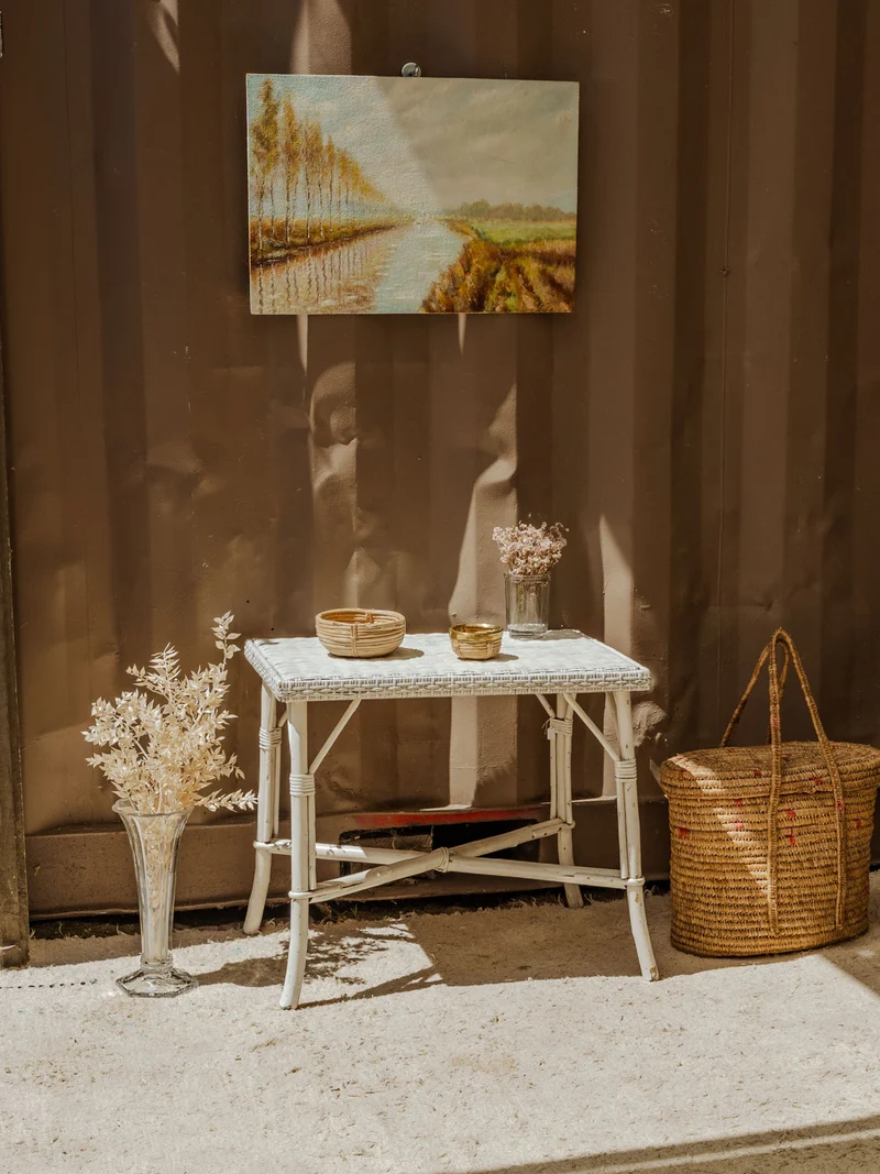 Francine, la table d'appoint en rotin blanc N°1077