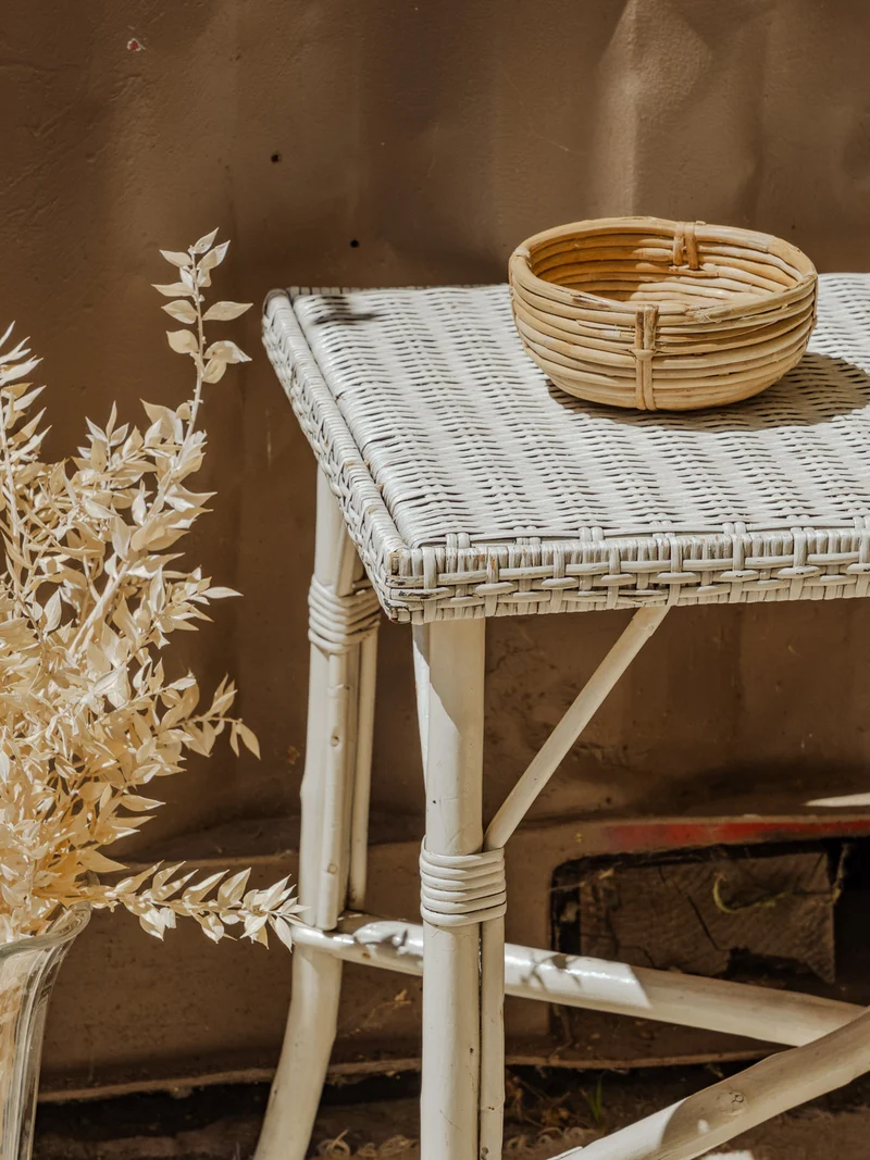 Francine, la table d'appoint en rotin blanc N°1077