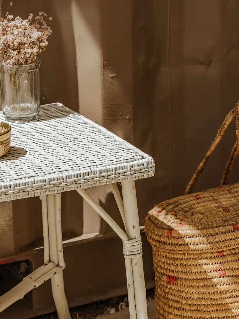 Francine, la table d'appoint en rotin blanc N°1077