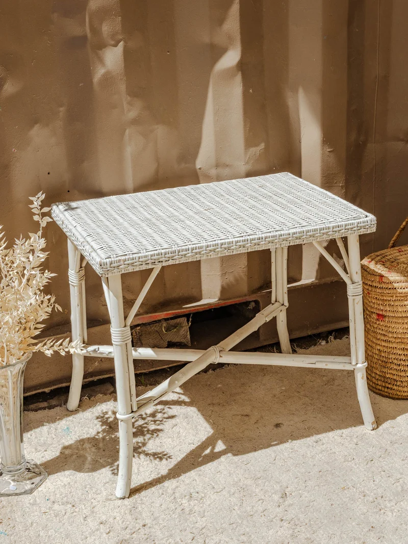 Francine, la table d'appoint en rotin blanc N°1077