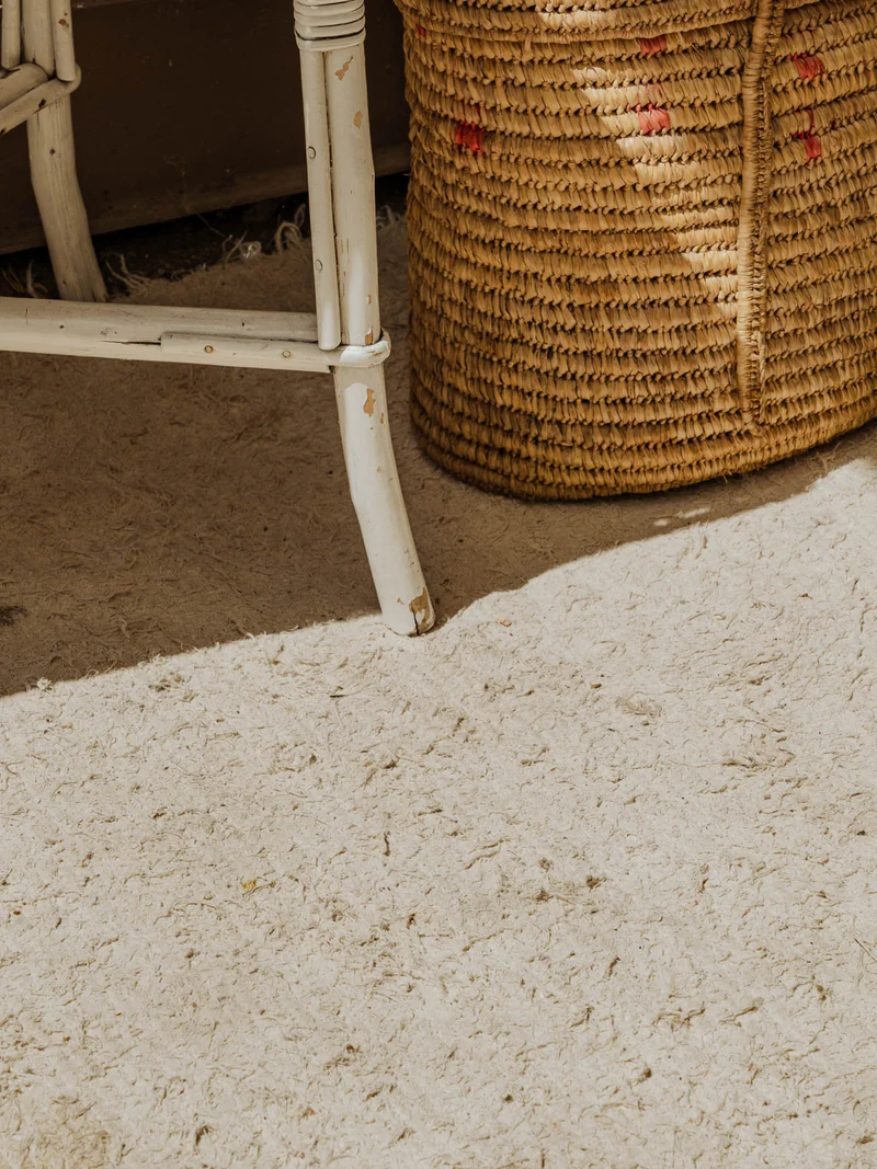 Francine, la table d'appoint en rotin blanc N°1077