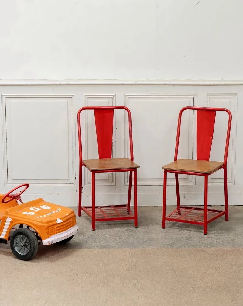 Alma, la paire de chaises chevet Tolix en métal rouge et bois N°1707