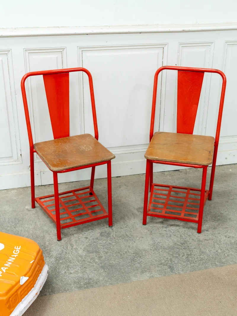 Alma, la paire de chaises chevet Tolix en métal rouge et bois N°1707