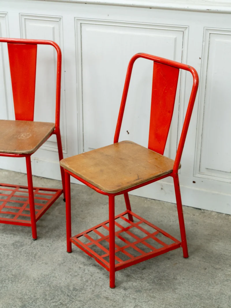 Alma, la paire de chaises chevet Tolix en métal rouge et bois N°1707