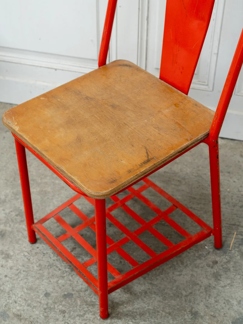 Alma, la paire de chaises chevet Tolix en métal rouge et bois N°1707