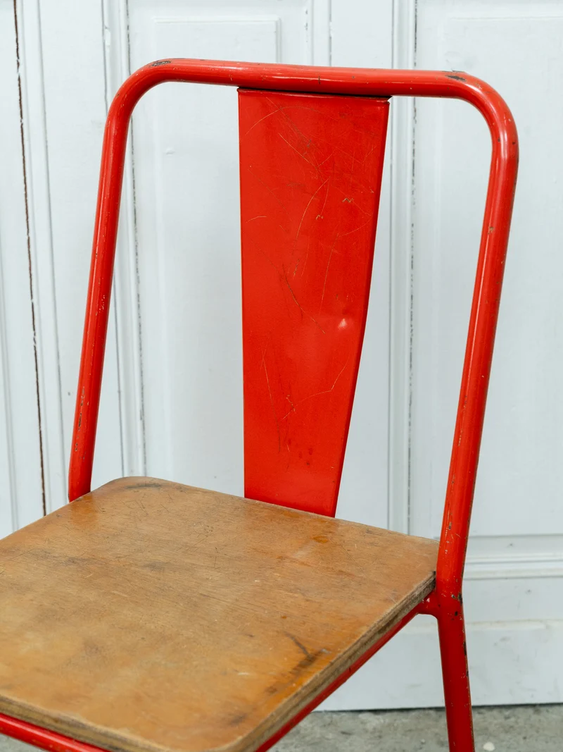 Alma, la paire de chaises chevet Tolix en métal rouge et bois N°1707