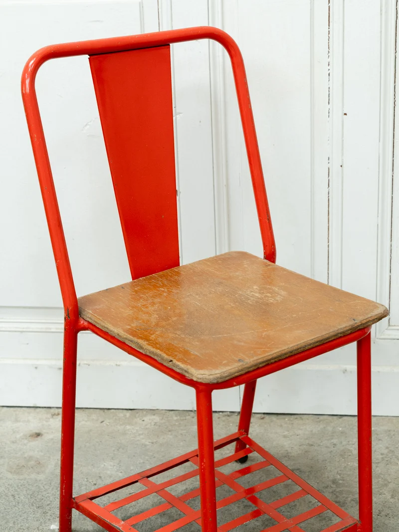 Alma, la paire de chaises chevet Tolix en métal rouge et bois N°1707