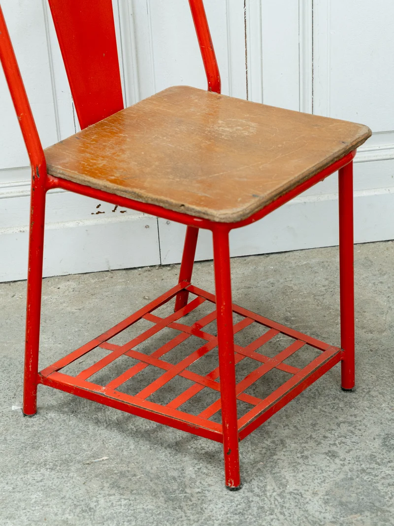 Alma, la paire de chaises chevet Tolix en métal rouge et bois N°1707