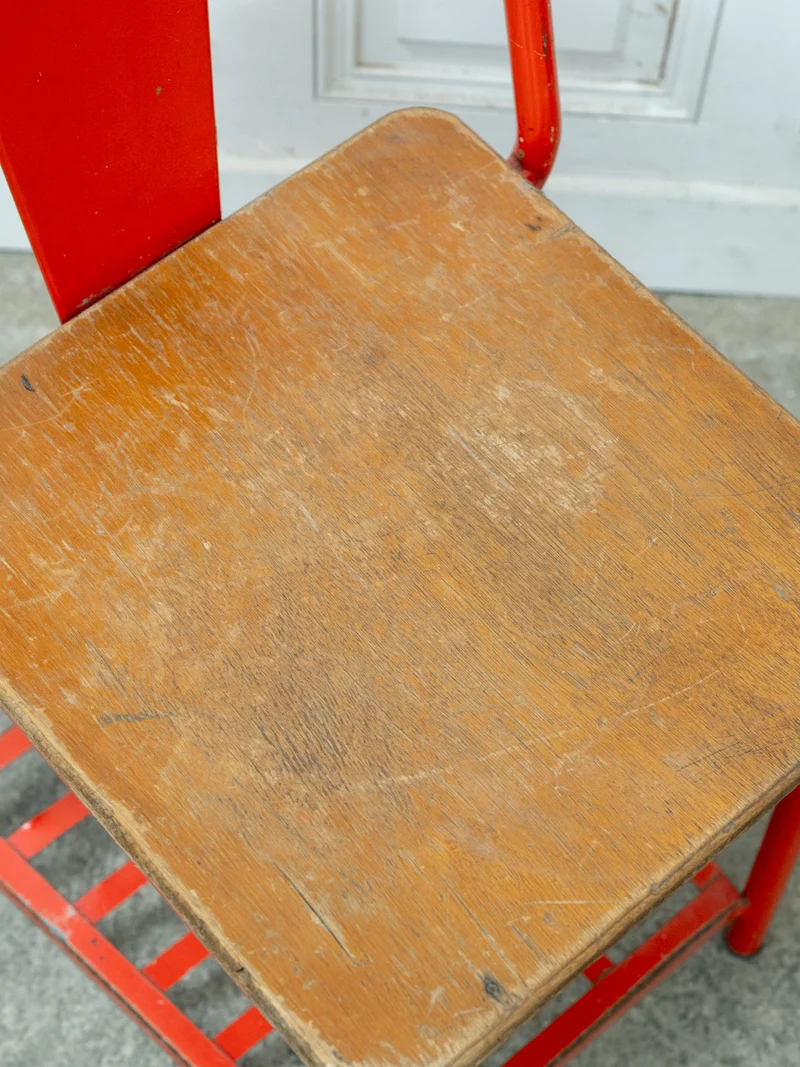 Alma, la paire de chaises chevet Tolix en métal rouge et bois N°1707