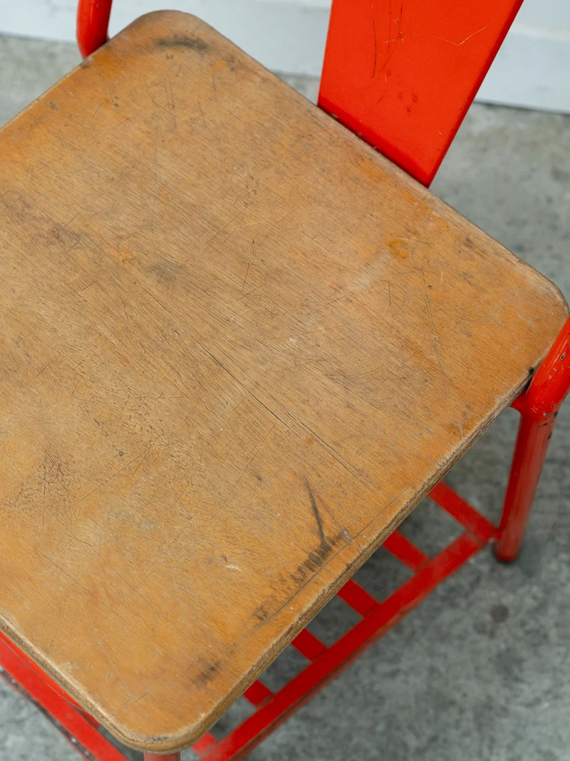 Alma, la paire de chaises chevet Tolix en métal rouge et bois N°1707