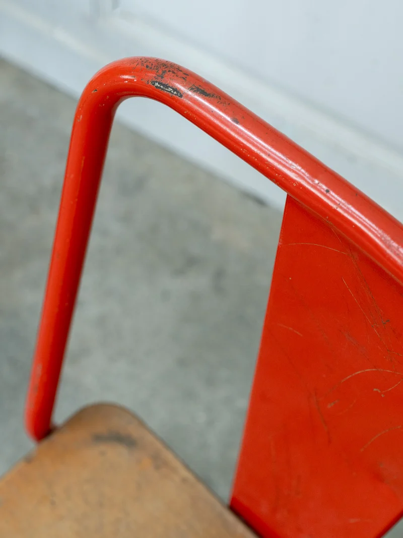 Alma, la paire de chaises chevet Tolix en métal rouge et bois N°1707