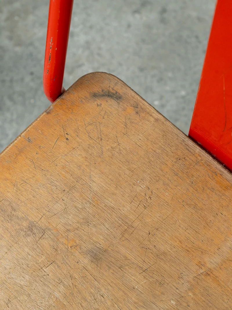 Alma, la paire de chaises chevet Tolix en métal rouge et bois N°1707