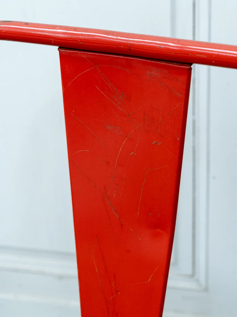 Alma, la paire de chaises chevet Tolix en métal rouge et bois N°1707