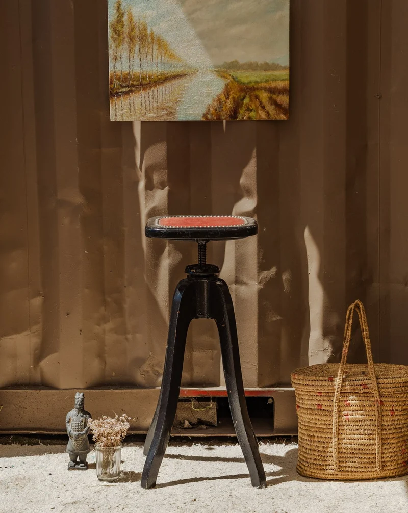 Regis, le tabouret à vis en bois noir N°1453