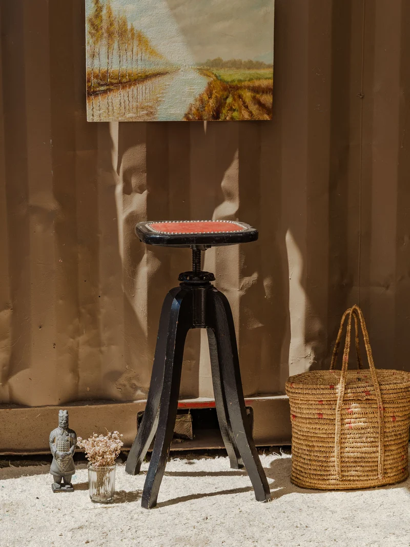 Regis, le tabouret à vis en bois noir N°1453