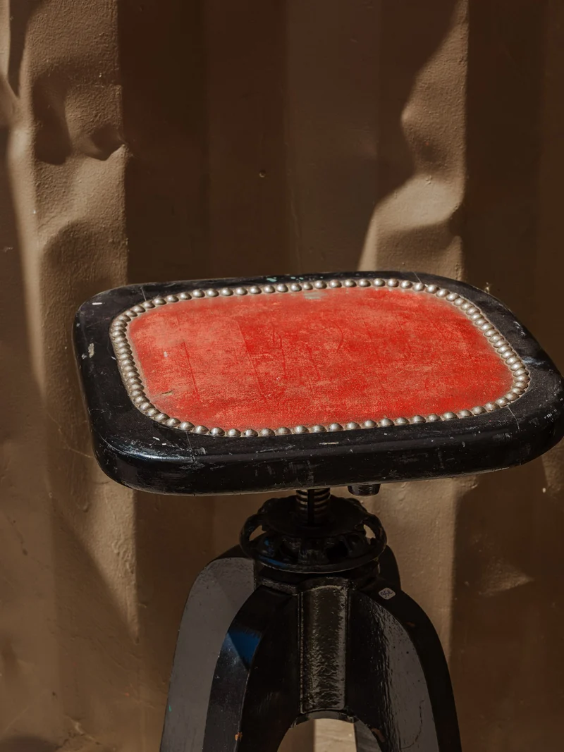 Regis, le tabouret à vis en bois noir N°1453