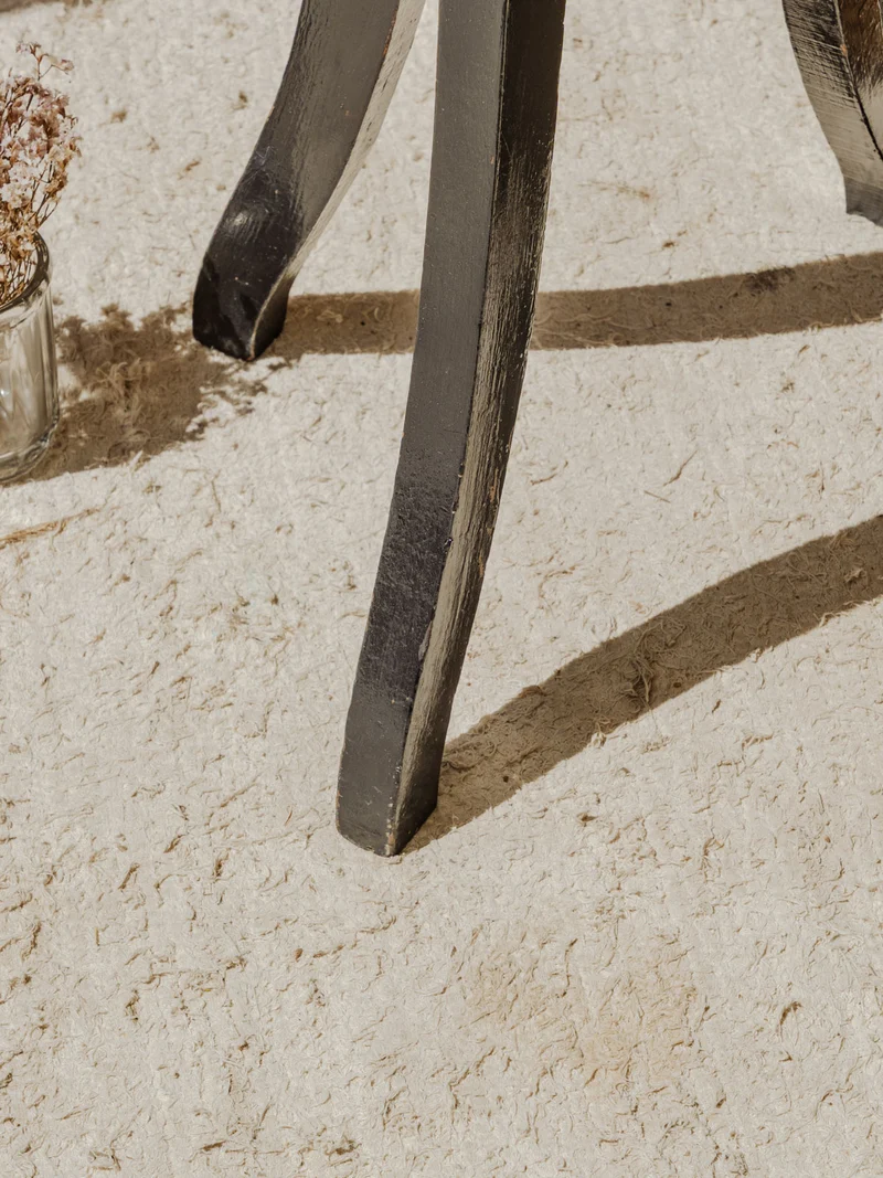 Regis, le tabouret à vis en bois noir N°1453