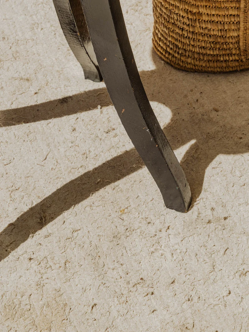Regis, le tabouret à vis en bois noir N°1453