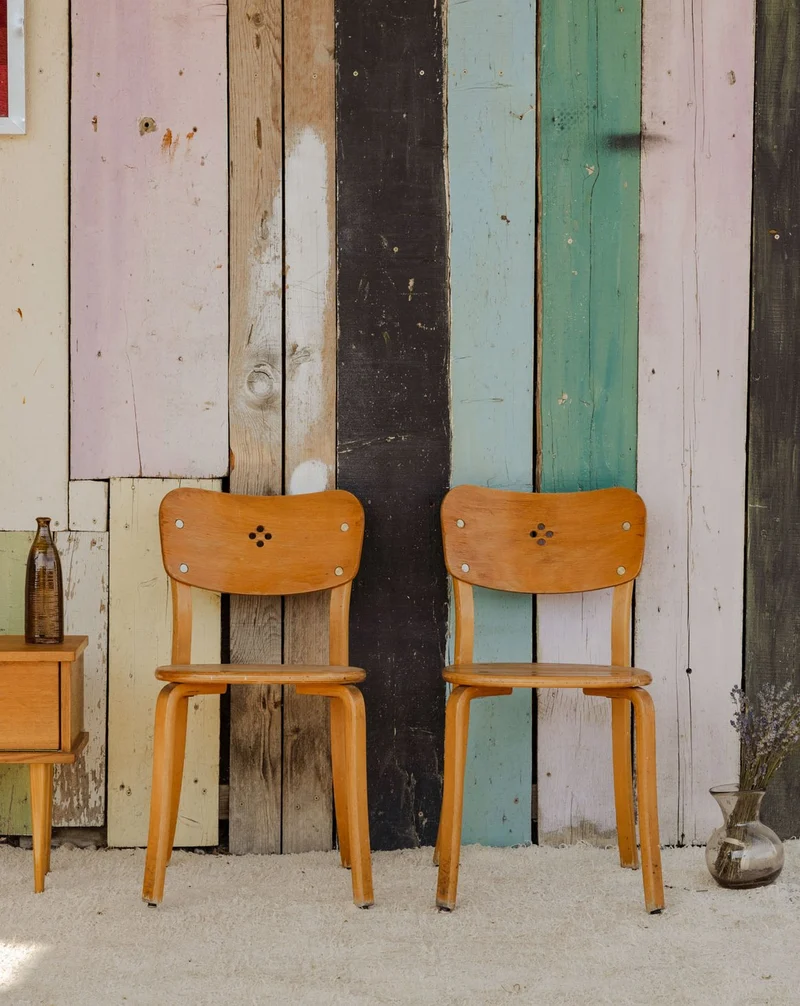 Claude, la paire de chaises en bois N°1386