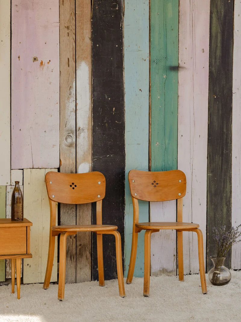 Claude, la paire de chaises en bois N°1386