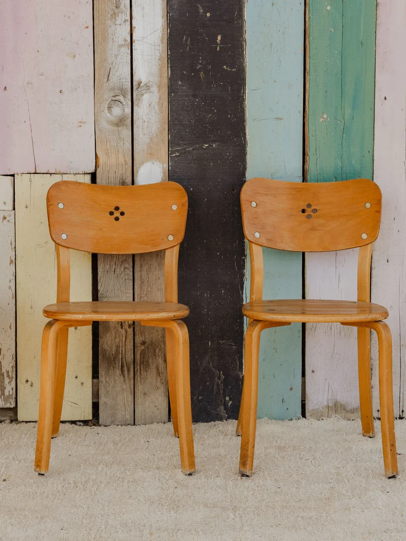 Claude, la paire de chaises en bois N°1386