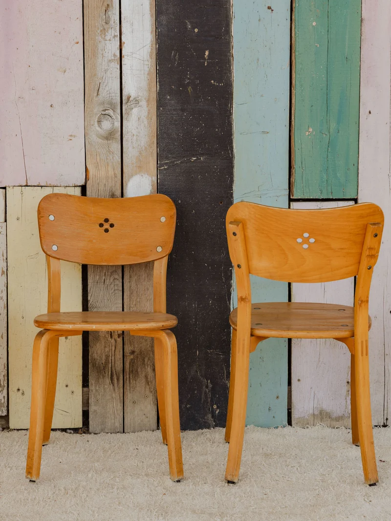 Claude, la paire de chaises en bois N°1386