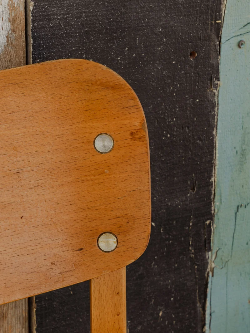 Claude, la paire de chaises en bois N°1386