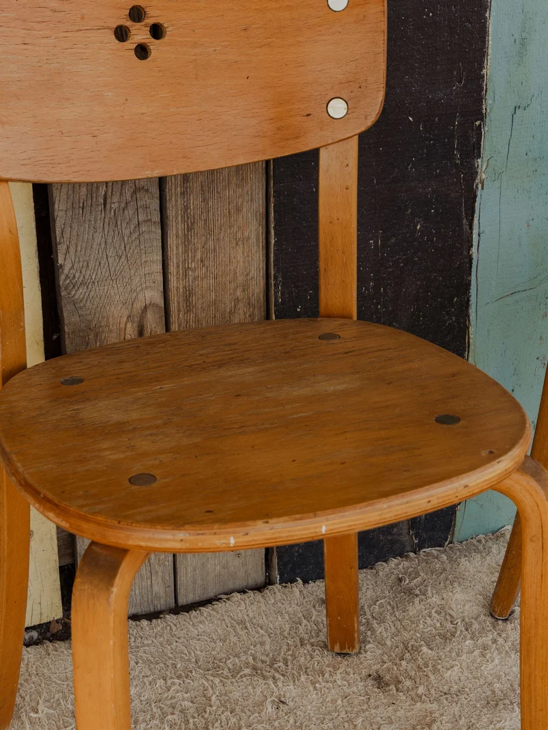 Claude, la paire de chaises en bois N°1386
