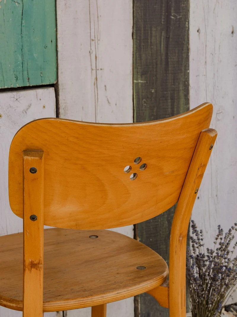 Claude, la paire de chaises en bois N°1386