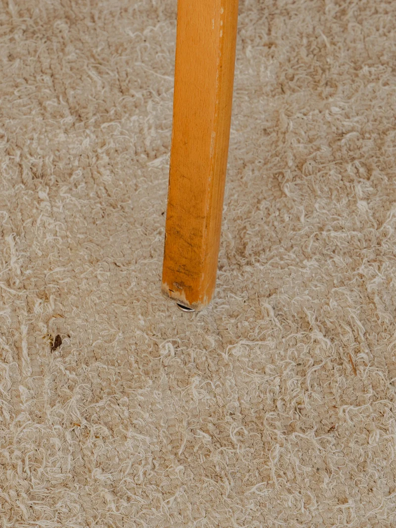 Claude, la paire de chaises en bois N°1386