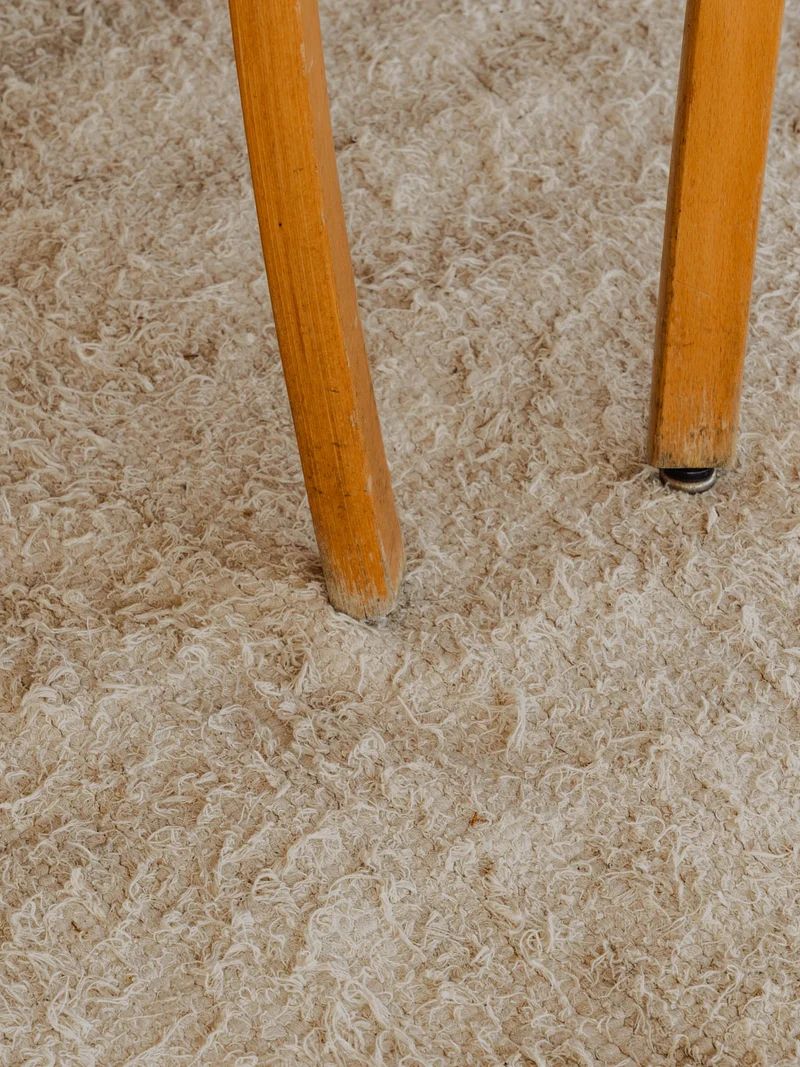 Claude, la paire de chaises en bois N°1386