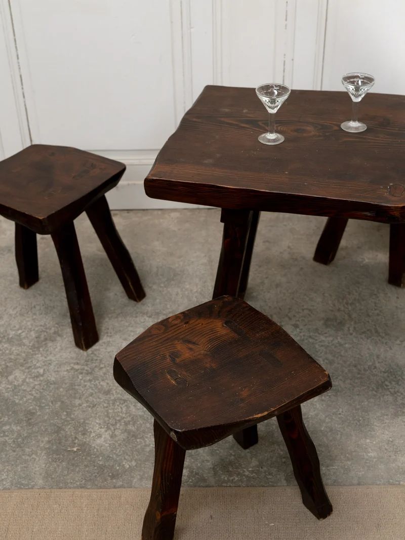 Ange, la table brutaliste et ses cinq tabourets N°25