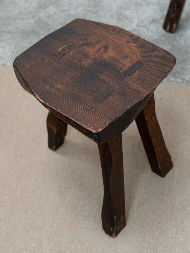 Ange, la table brutaliste et ses cinq tabourets N°25