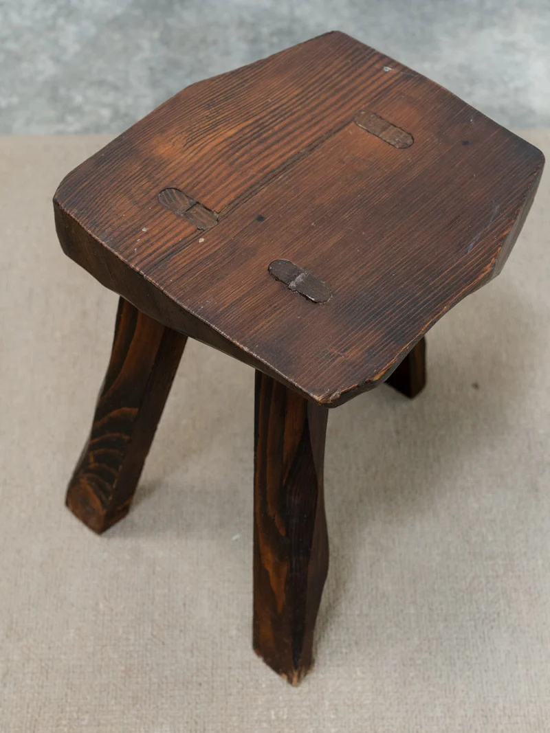 Ange, la table brutaliste et ses cinq tabourets N°25