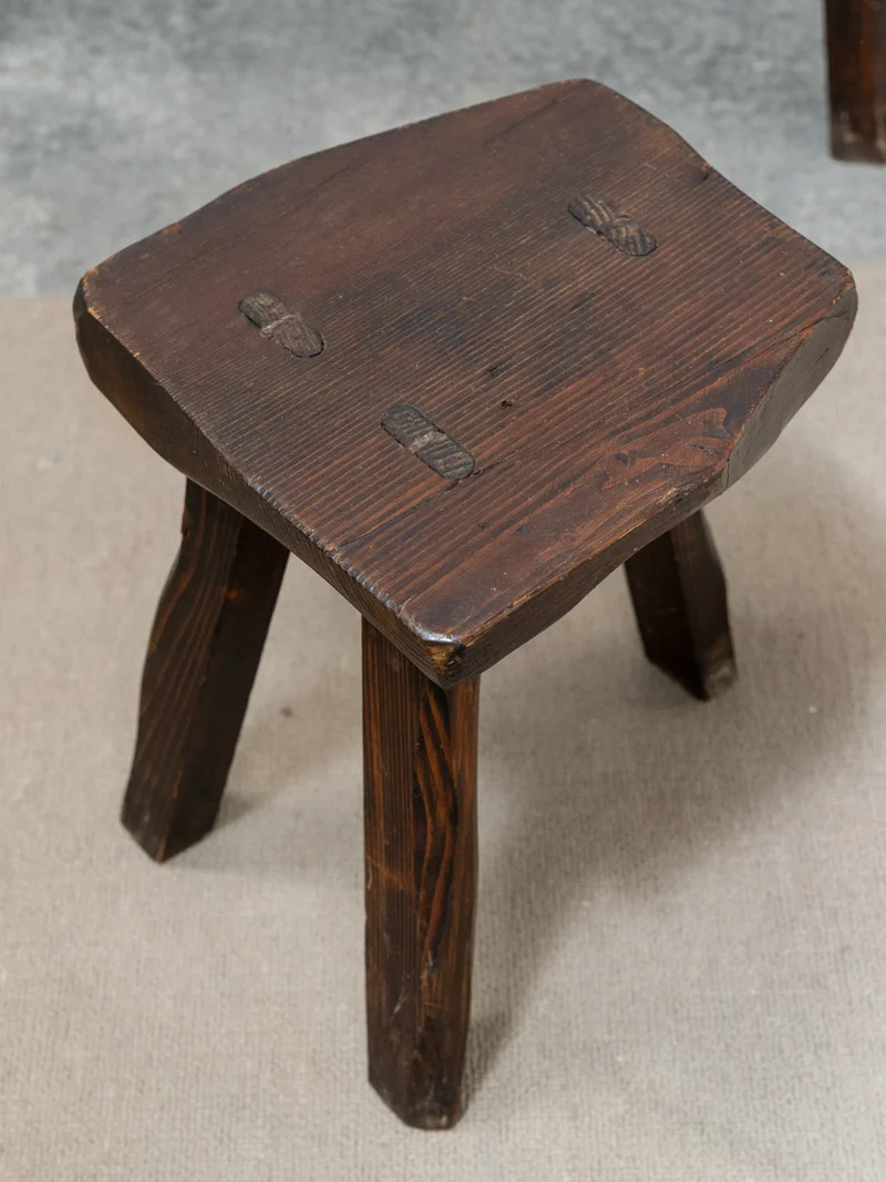 Ange, la table brutaliste et ses cinq tabourets N°25