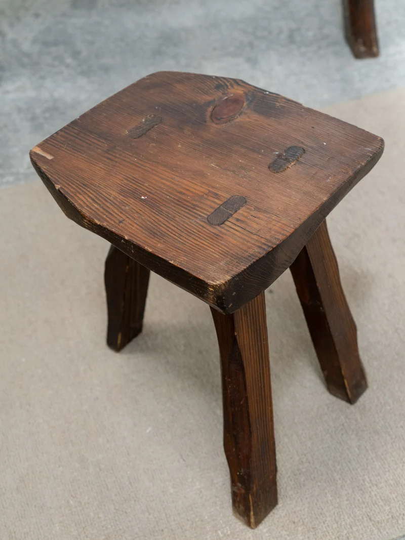 Ange, la table brutaliste et ses cinq tabourets N°25