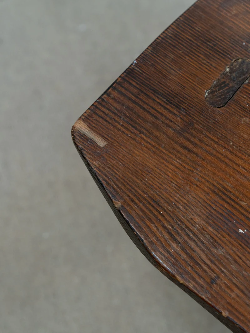 Ange, la table brutaliste et ses cinq tabourets N°25