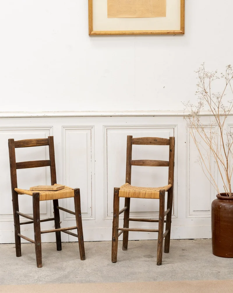 Claude, la paire de chaises anciennes en bois et rotin N°1390