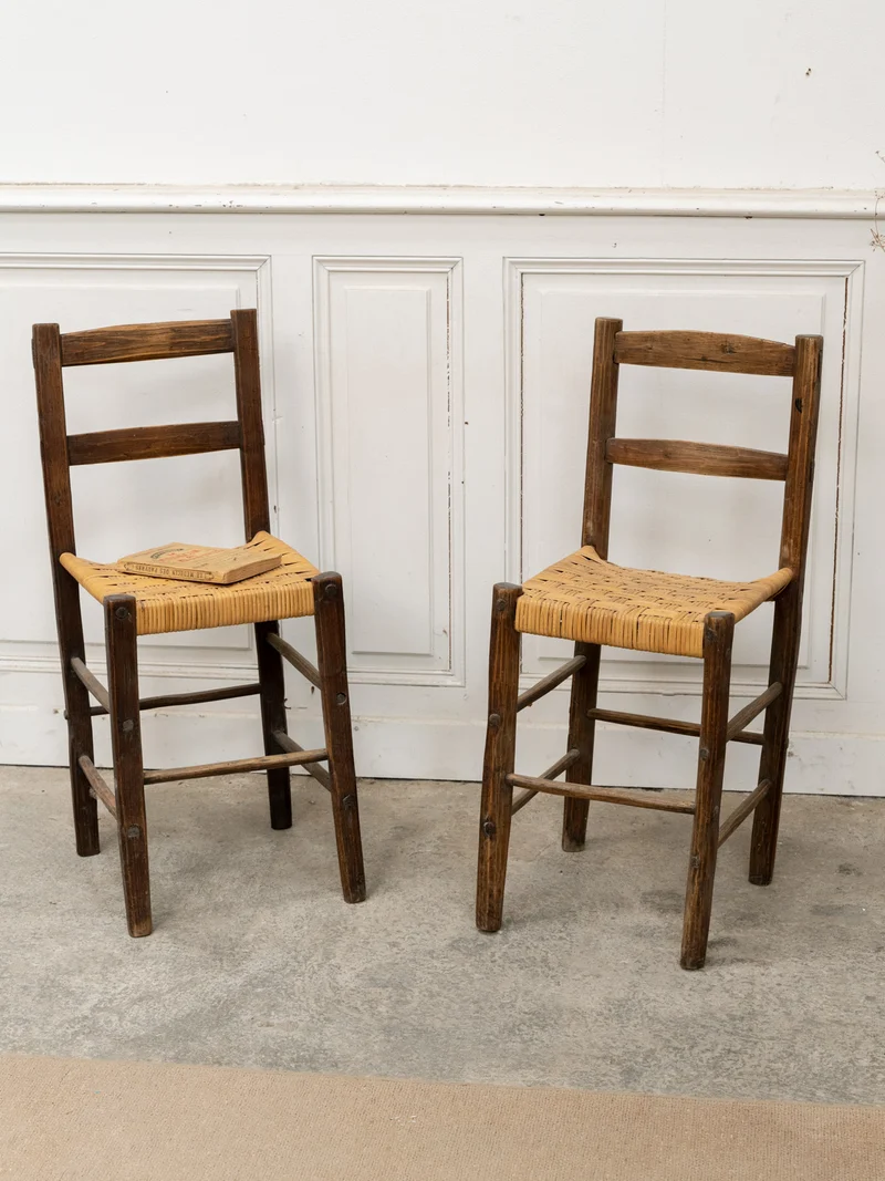Claude, la paire de chaises anciennes en bois et rotin N°1390