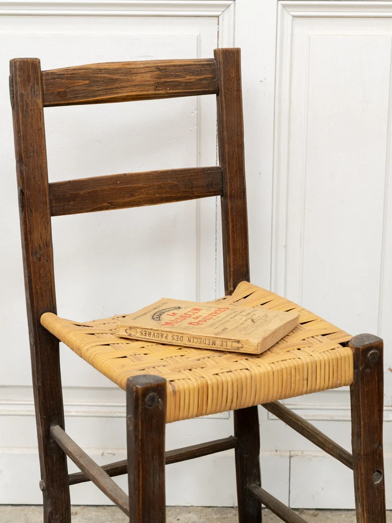 Claude, la paire de chaises anciennes en bois et rotin N°1390