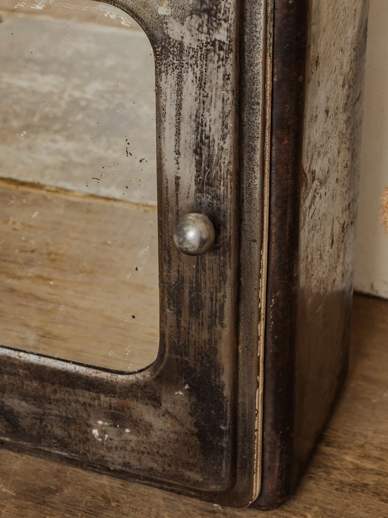 Gaëlle, l'ancienne armoire à pharmacie en métal N°1435