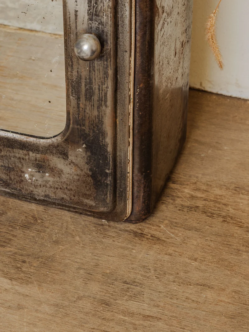 Gaëlle, l'ancienne armoire à pharmacie en métal N°1435
