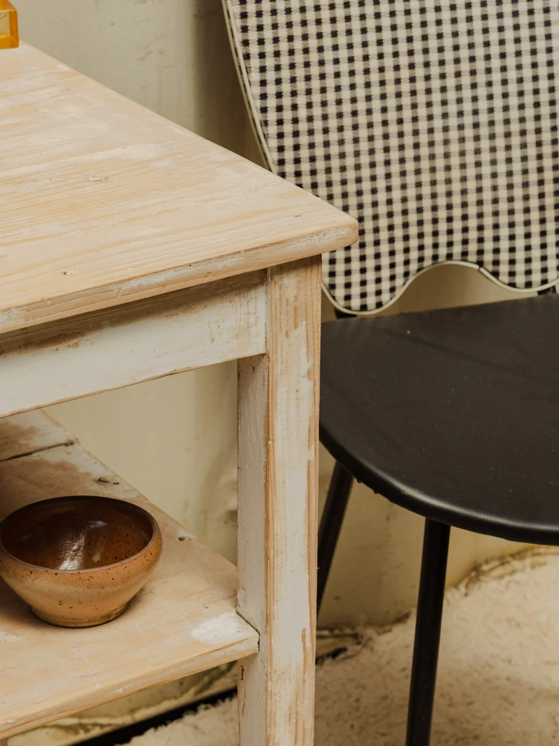 Francine, la table d'appoint en bois beige N°1056