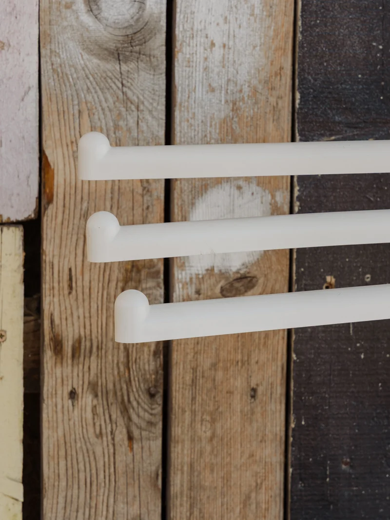 Charlie, le porte-manteau en plastique blanc N°231