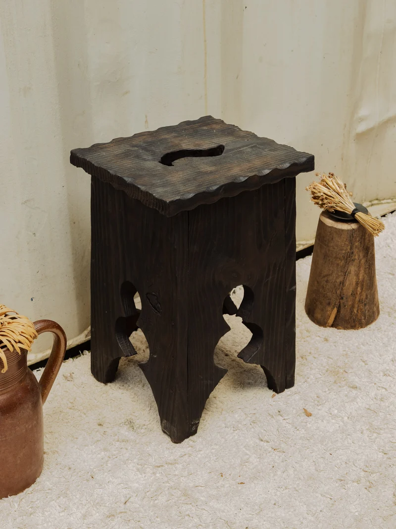 Regis, le tabouret en bois noir N°1425