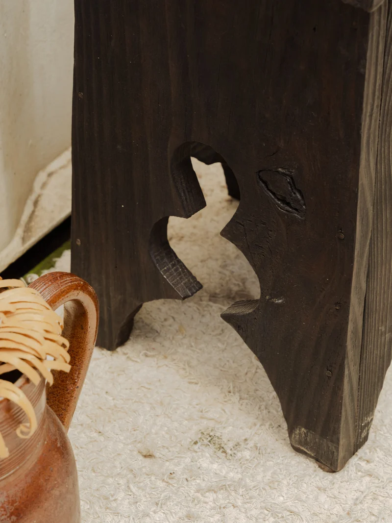 Regis, le tabouret en bois noir N°1425